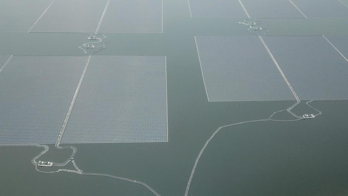 Foto udara panel surya Pembangkit Listrik Tenaga Surya (PLTS) Terapung Cirata di Kabupaten Purwakarta, Jawa Barat, Kamis (9/11/2023). PLTS Terapung Cirata dengan kapasitas 192 Megawatt Peak yang merupakan PLTS terapung terbesar se Asia Tenggara dan terbesar ketiga di dunia tersebut mulai dioperasikan untuk memenuhi kebutuhan listik di Pulau Jawa, Madura dan Bali. ANTARA FOTO/Raisan Al Farisi/rwa.