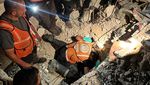 Potret Tim Penyelamat Kerja Siang-Malam Cari Korban Serangan Israel