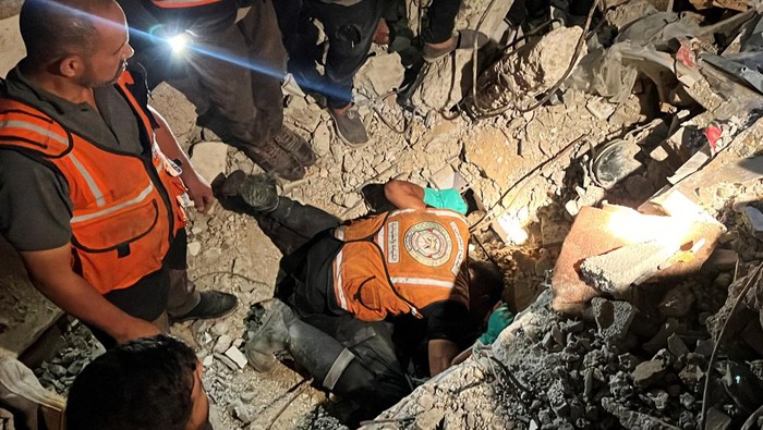 Potret Tim Penyelamat Kerja Siang-Malam Cari Korban Serangan Israel Serangan yang dilancarkan Israel mengakibatkan bangunan ambruk hingga menimpa warga di Jalur Gaza. Tim penyelamat Palestina pun harus kerja siang-malam untuk mencari korban serangan.