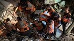 Potret Tim Penyelamat Kerja Siang-Malam Cari Korban Serangan Israel