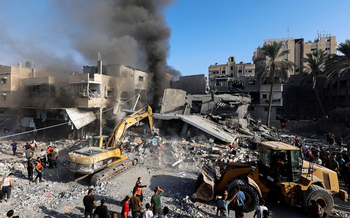 Serangan yang dilancarkan Israel mengakibatkan bangunan ambruk hingga menimpa warga di Jalur Gaza. Tim penyelamat Palestina pun harus kerja siang-malam untuk mencari korban serangan.