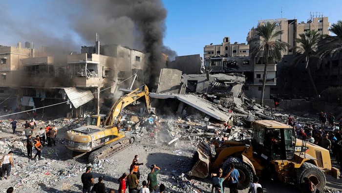 Serangan yang dilancarkan Israel mengakibatkan bangunan ambruk hingga menimpa warga di Jalur Gaza. Tim penyelamat Palestina pun harus kerja siang-malam untuk mencari korban serangan.