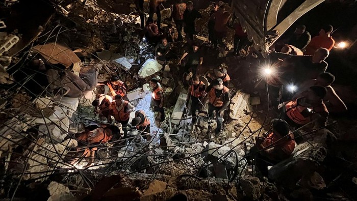Potret Tim Penyelamat Kerja Siang-Malam Cari Korban Serangan Israel Serangan yang dilancarkan Israel mengakibatkan bangunan ambruk hingga menimpa warga di Jalur Gaza. Tim penyelamat Palestina pun harus kerja siang-malam untuk mencari korban serangan.