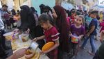 Potret Warga Gaza Antre Makanan di Tengah Perang
