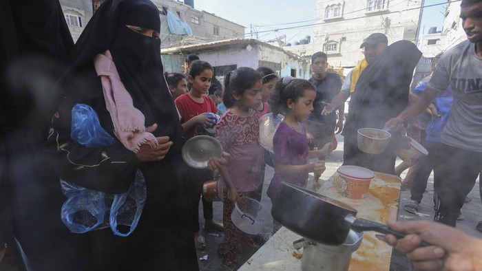 File - Palestinians crowded together as they wait for food distribution in Rafah, southern Gaza Strip, Wednesday, Nov. 8, 2023. World dignitaries, aid agencies and others are gathering Thursday in Paris to find solutions for providing aid to needy civilians in Gaza, including proposals for a humanitarian maritime corridor and floating field hospitals. (AP Photo/Hatem Ali, File)