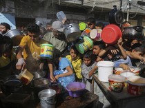 Potret Warga Gaza Antre Makanan di Tengah Perang