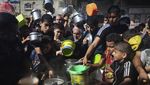 Potret Warga Gaza Antre Makanan di Tengah Perang