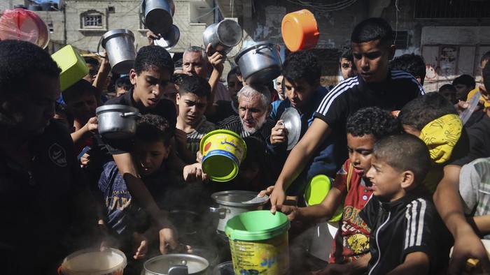 File - Palestinians crowded together as they wait for food distribution in Rafah, southern Gaza Strip, Wednesday, Nov. 8, 2023. World dignitaries, aid agencies and others are gathering Thursday in Paris to find solutions for providing aid to needy civilians in Gaza, including proposals for a humanitarian maritime corridor and floating field hospitals. (AP Photo/Hatem Ali, File)