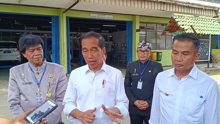 Presiden Jokowi usai meninjau SMK 1 Purwakarta, Jawa Barat, Kamis (9/11/2023).