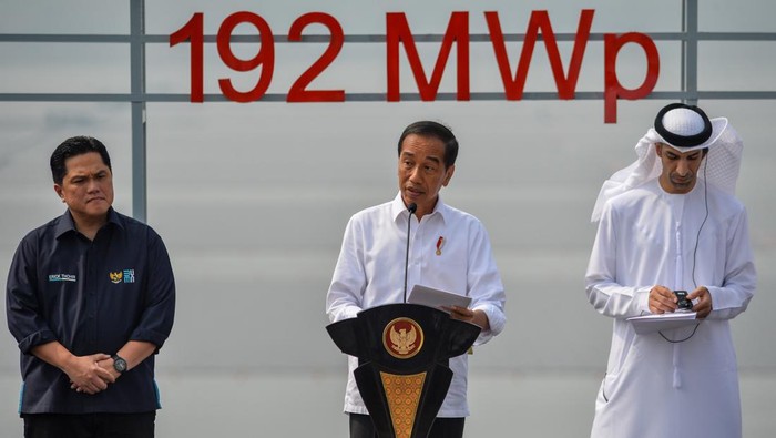 Presiden Joko Widodo menyalami siswa sekolah dasar usai meresmikan Pembangkit Listrik Tenaga Surya (PLTS) Terapung Cirata di Kabupaten Purwakarta, Jawa Barat, Kamis (9/11/2023). Presiden Joko Widodo meresmikan PLTS Terapung Cirata dengan kapasitas 192 Megawatt Peak yang merupakan PLTS terapung terbesar se Asia Tenggara dan terbesar ketiga di dunia. ANTARA FOTO/Raisan Al Farisi/rwa.