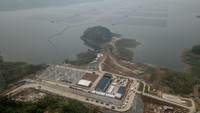 Pembangunan PLTS Terapung Cirata sendiri dilakukan oleh PLN bekerja sama dengan perusahaan Masdar dari Uni Emirat Arab.