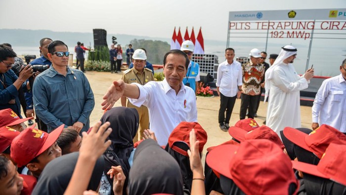 Presiden Joko Widodo menyalami siswa sekolah dasar usai meresmikan Pembangkit Listrik Tenaga Surya (PLTS) Terapung Cirata di Kabupaten Purwakarta, Jawa Barat, Kamis (9/11/2023). Presiden Joko Widodo meresmikan PLTS Terapung Cirata dengan kapasitas 192 Megawatt Peak yang merupakan PLTS terapung terbesar se Asia Tenggara dan terbesar ketiga di dunia. ANTARA FOTO/Raisan Al Farisi/rwa.