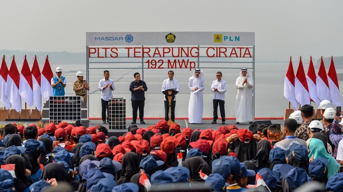 Presiden resmikan PLTS Terapung Cirata Presiden Joko Widodo menyalami siswa sekolah dasar usai meresmikan Pembangkit Listrik Tenaga Surya (PLTS) Terapung Cirata di Kabupaten Purwakarta, Jawa Barat, Kamis (9/11/2023). Presiden Joko Widodo meresmikan PLTS Terapung Cirata dengan kapasitas 192 Megawatt Peak yang merupakan PLTS terapung terbesar se Asia Tenggara dan terbesar ketiga di dunia. ANTARA FOTO/Raisan Al Farisi/rwa.