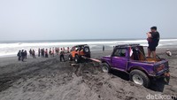Petugas yang kesulitan mengevakuasi hiu tutul itu kemudian mengerahkan jip untuk membantu evakuasi. Petugas lalu mengikatkan tali sling jip ke tubuh hiu tutul itu.