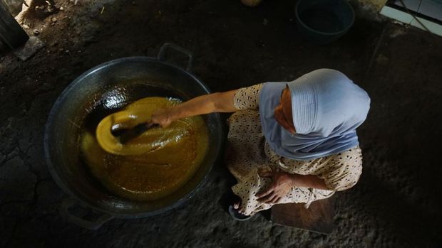 Proses pembuatan gula kelapa memakan waktu hingga 5 jam.