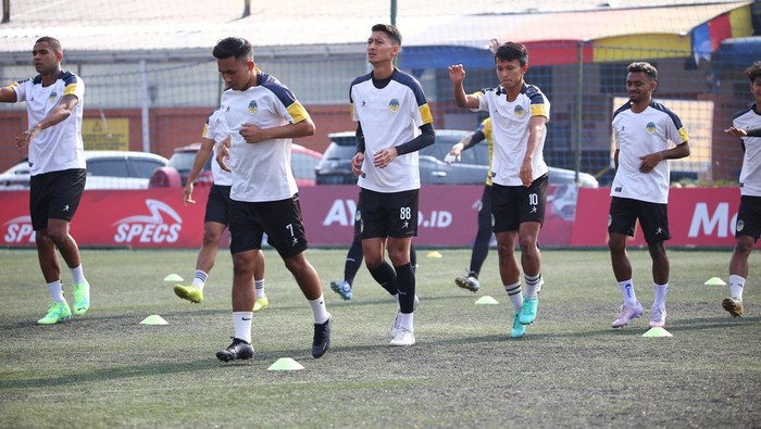 Latihan perdana PSIM Jogja jelang menghadapi PSKC Cimahi di Progresif Sport Center, Bandung, Kamis (9/11).