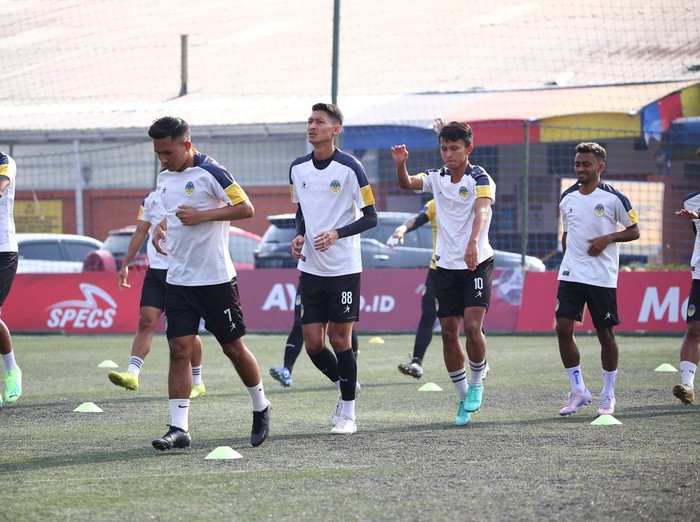 Latihan perdana PSIM Jogja jelang menghadapi PSKC Cimahi di Progresif Sport Center, Bandung, Kamis (9/11).