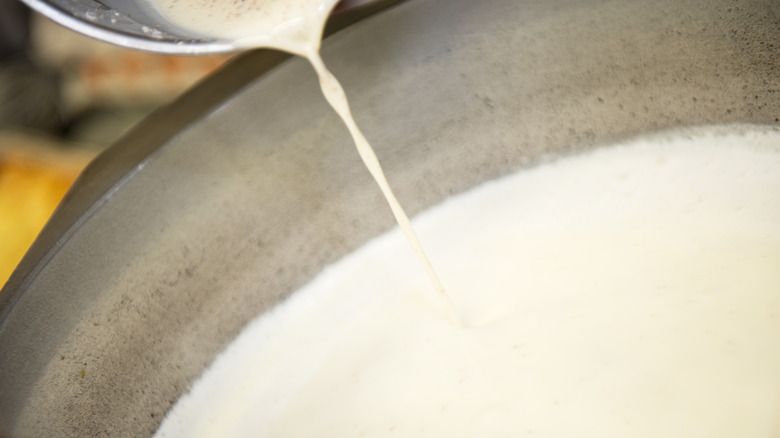 Rahasia Alat Makan Perak Kinclong, Bersihkan Pakai Bahan Ini