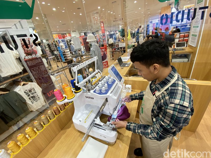 Re.Uniqlo Studio di Uniqlo La Piazza Jakarta