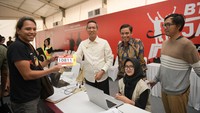 Direktur Utama Bank BTN Nixon LP Napitupulu bersama Pj Gubernur DKI Jakarta Heru Budi Hartono memberikan BIB Number kepada peserta BTN Jakarta Run 2023 dalam kegiatan Race Expo di Jakarta, Kamis (9/11).  