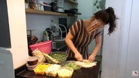 Masak bubur khas Manado sendiri, Felicya langsung terjun ke dapur untuk masak semuanya dari awal. Foto: Instagram/YouTube