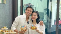 Jika sedang ada acara perayaan di rumahnya, Felicya dan Caesar lebih suka memesan makanan. Salah satu menu andalan mereka dalah tumpeng mini. Foto: Instagram/YouTube