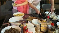 Tak hanya Felicya saja yang jago masak, Caesar juga mahir memanggang steak untuk menu makan malam tahun baru di rumah. Foto: Instagram/YouTube