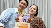 Terakhir ini momen manis Caesar memberikan kejutan kue dengan desain imut untuk ulang tahun sang istri.  Foto: Instagram/YouTube