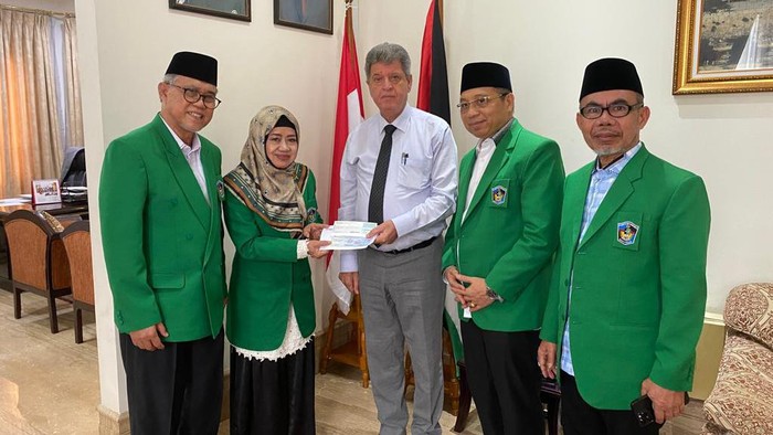 Rombongan UMI Makassar menyerahkan donasi untuk Palestina sebesar Rp 2 miliar.