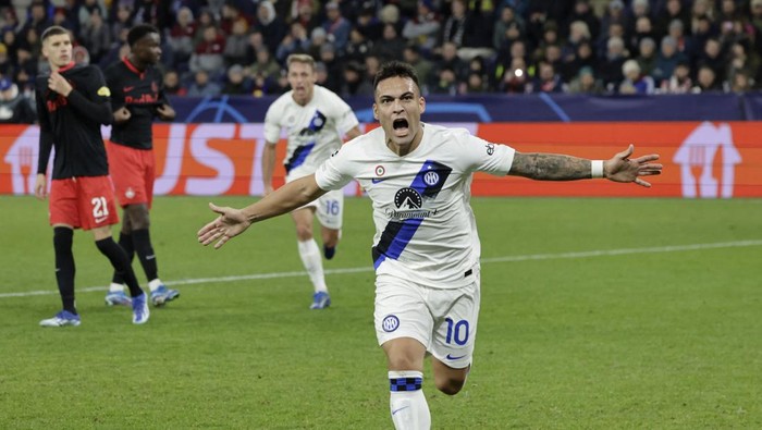 Soccer Football - Champions League - Group D - FC Salzburg v Inter Milan - Red Bull Arena Salzburg, Salzburg, Austria - November 8, 2023 Inter Milans Lautaro Martinez scores their first goal from the penalty spot REUTERS/Leonhard Foeger     TPX IMAGES OF THE DAY