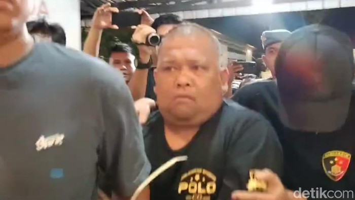 Samsul Tarigan saat diboyong ke Polrestabes Medan usai ditangkap di kabupaten Karo. (Goklas Wisely/detikSumut)