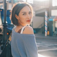 Tahun ini istri Demian Aditya itu diketahui sudah memasuki usia 44 tahun. Meski demikian penampilannya masih stylish dan tak kalah dari anak muda yang berusia jauh di bawahnnya. Foto: Instagram/@sarawijayanto