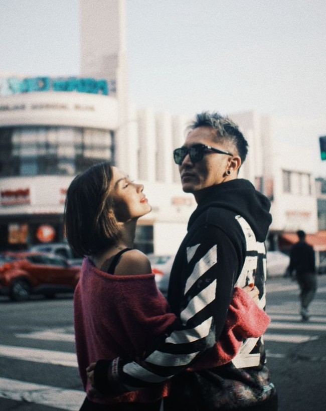 Tak sendirian, Sara rupanya juga mengajak serta suaminya, Demian Aditya. Sama-sama punya gaya bak anak muda, begini potret keduanya saat berada di Amerika. Foto: Instagram/@sarawijayanto