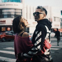 Tak sendirian, Sara rupanya juga mengajak serta suaminya, Demian Aditya. Sama-sama punya gaya bak anak muda, begini potret keduanya saat berada di Amerika. Foto: Instagram/@sarawijayanto