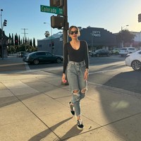 Selain karena gayanya yang bak ABG, body goals Sara juga tak kalah mencuri atensi. Meski sudah kepala 4 namun tubuhnya masih tampak begitu langsing. Foto: Instagram/@sarawijayanto