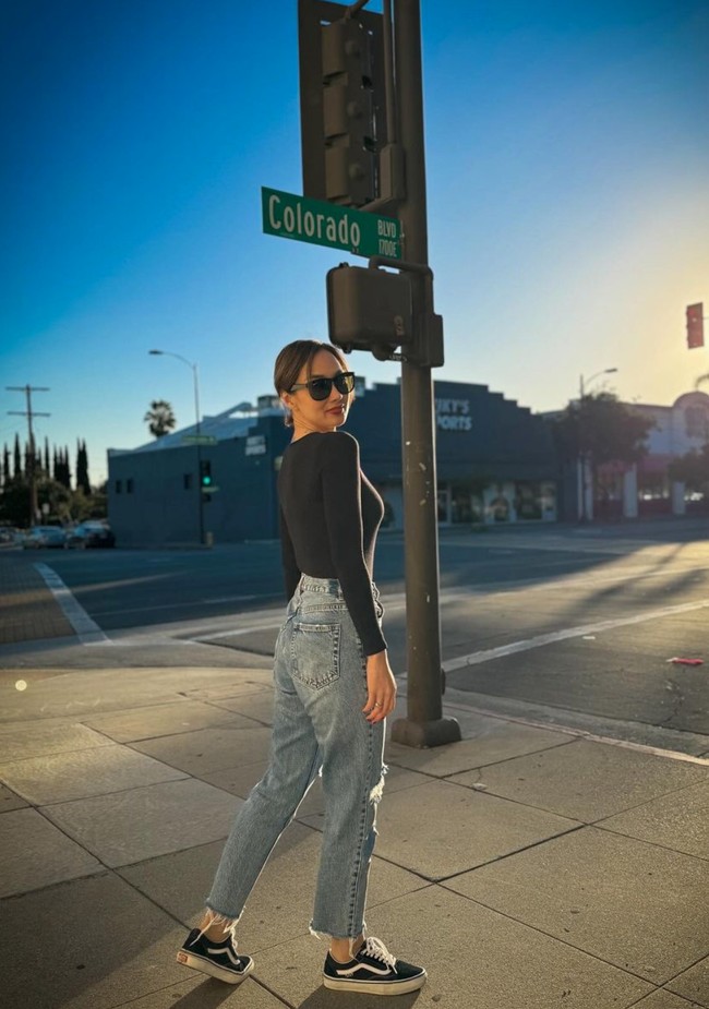 Unggahan Sara selama di Amerika pun banjir pujian netizen. Tak sedikit yang memberikan komentar positif pada penampilannya. BADAN NYA BAGUSBADAN NYA BAGUS, komentar salah seorang netizen. Ketce amay ibuuu, tambah netizen lain. Foto: Instagram/@sarawijayanto