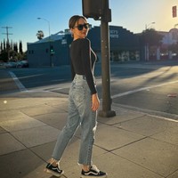 Unggahan Sara selama di Amerika pun banjir pujian netizen. Tak sedikit yang memberikan komentar positif pada penampilannya. BADAN NYA BAGUSBADAN NYA BAGUS, komentar salah seorang netizen. Ketce amay ibuuu, tambah netizen lain. Foto: Instagram/@sarawijayanto