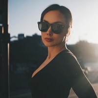 Cantik, gaya Sara memadukan kaos lengan panjang hitam berpotongan dada rendah dengan celana panjang jeans dan kaca mata hitam tampak simpel namun tetap stylish. Bagaimana menurutmu? Foto: Instagram/@sarawijayanto