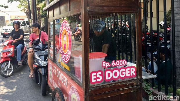Segarnya es doger untuk halau teriknya Surabaya di siang hari