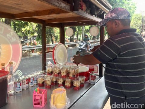 Segarnya es doger untuk halau teriknya Surabaya di siang hari