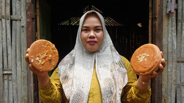 Semenjak menjadi Mitra UMi, Herti mampu menambah penghasilan dan mengembangkan usaha gula kelapa miliknya