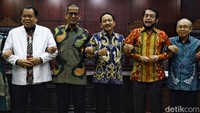 MKMK sebelumnya memberhentikan Anwar Usman dari jabatan Ketua MK karena terbukti melakukan pelanggaran etik berat.