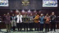 Sejatinya sempat muncul 1 nama lain yaitu Saldi Isra tapi kemudian disepakati bila yang menggantikan Anwar Usman adalah Suhartoyo.