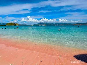 Pink Beach Masuk 20 Pantai Terbaik Dunia, Sandiaga Merinding!