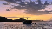 Pemandangan langit dan laut sore Pulau Kalong sungguh memanjakan mata.