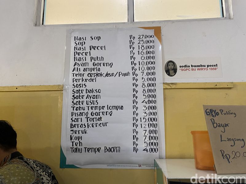 Harga Menu SGPC Bu Wiryo 1959 di Universitas Gadjah Mada (UGM) Yogyakarta, 27 Oktober 2023.