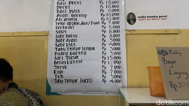 Harga Menu SGPC Bu Wiryo 1959 di Universitas Gadjah Mada (UGM) Yogyakarta, 27 Oktober 2023.