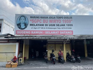 Menikmati Sego Pecel Legendaris Bu Wiryo Dekat UGM, Tenar sejak 1959