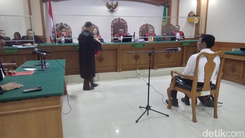 Mantan Rektor Unud Antara di PN Tipikor Denpasar, Kamis (9/11/2023). (Aryo Mahendro/detikBali)