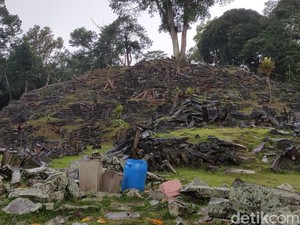 Mitos yang Memeluk Gunung Padang Cianjur dan Ciwidey